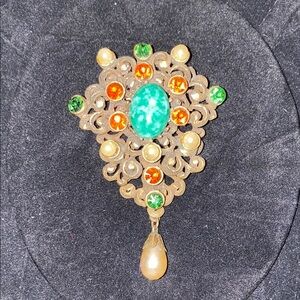 Vintage Renaissance Revival Austro-Hungarian Elegant Gold and Green Brooch